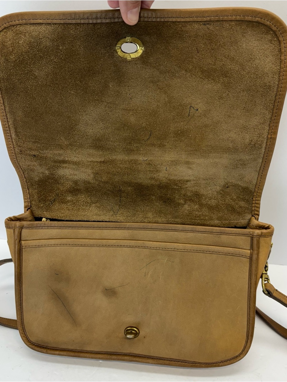 Vtg 70’s NYC Coach Tan Leather Crossbody Bag w/ Classic Turn Key Hardware Read - Picture 9 of 16